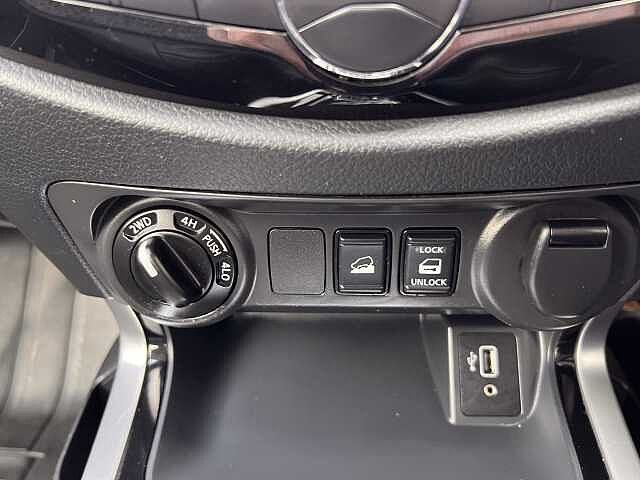 Nissan 2.3DCI TT (EU6DT) TEKNA DOUB CAB 4WD PICKUP 2.3DCI TT (EU6DT) TEKNA DOUB CAB 4WD PICKUP